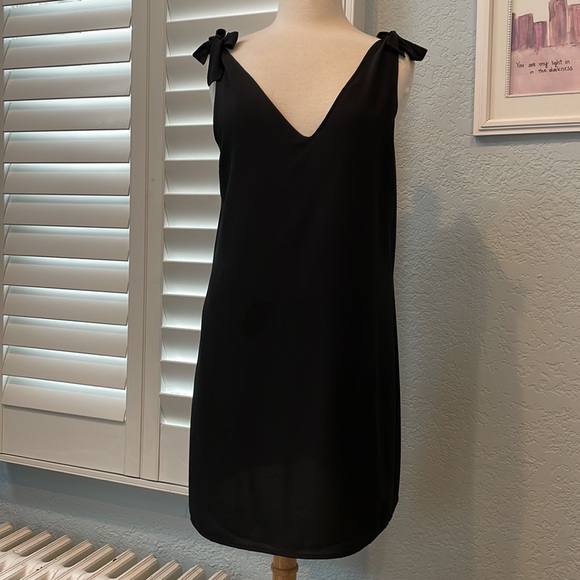 1. State V-neck shift dress with ties at shoulders. Lined. Size Medium - Picture 6 of 9
